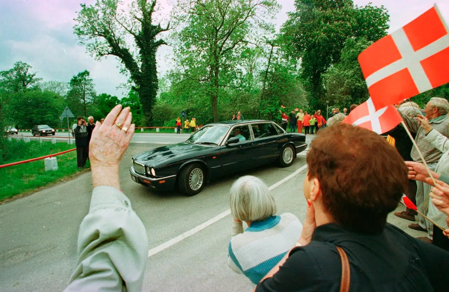 Tilbage i 1998 ankom kong Frederik til fødselsdagsmiddag på Gråsten Slot og blev modtaget med hyldestflag.