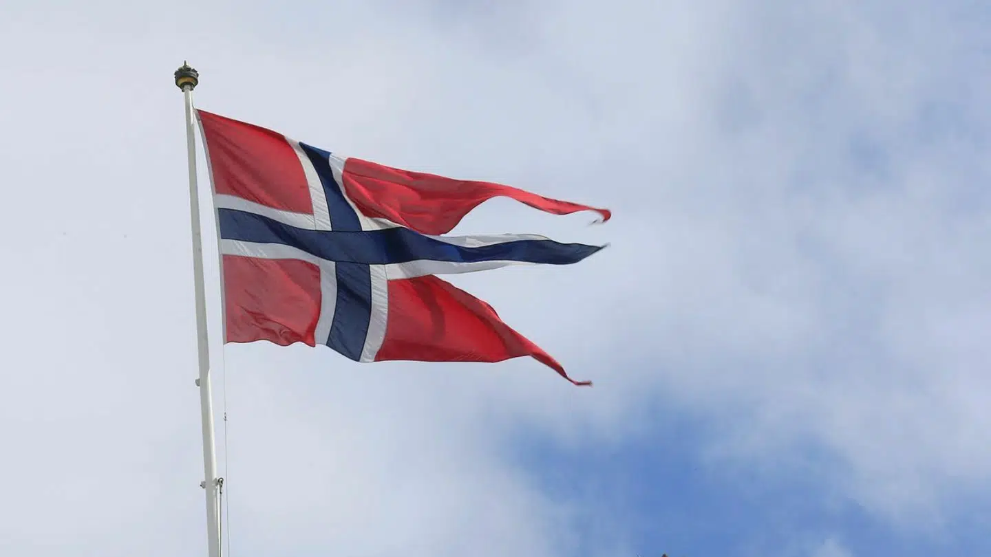 FILE PHOTO: A Norwegian flag flutters over building in Oslo, Norway May 31, 2017. REUTERS/Ints Kalnins/File Photo