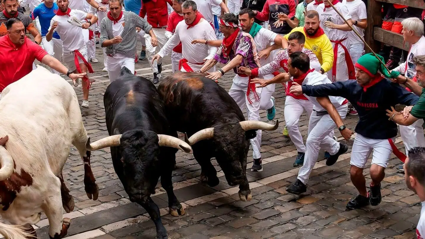 Her er tyrene på vej gennem gaderne.