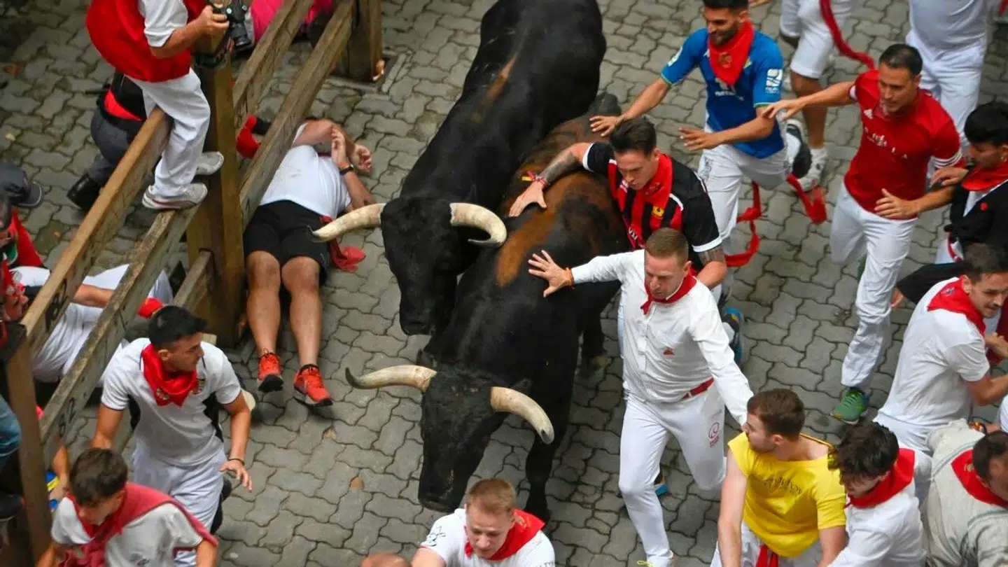 En mand er blevet ramt af en tyr og ligger ned efter sammenstødet.