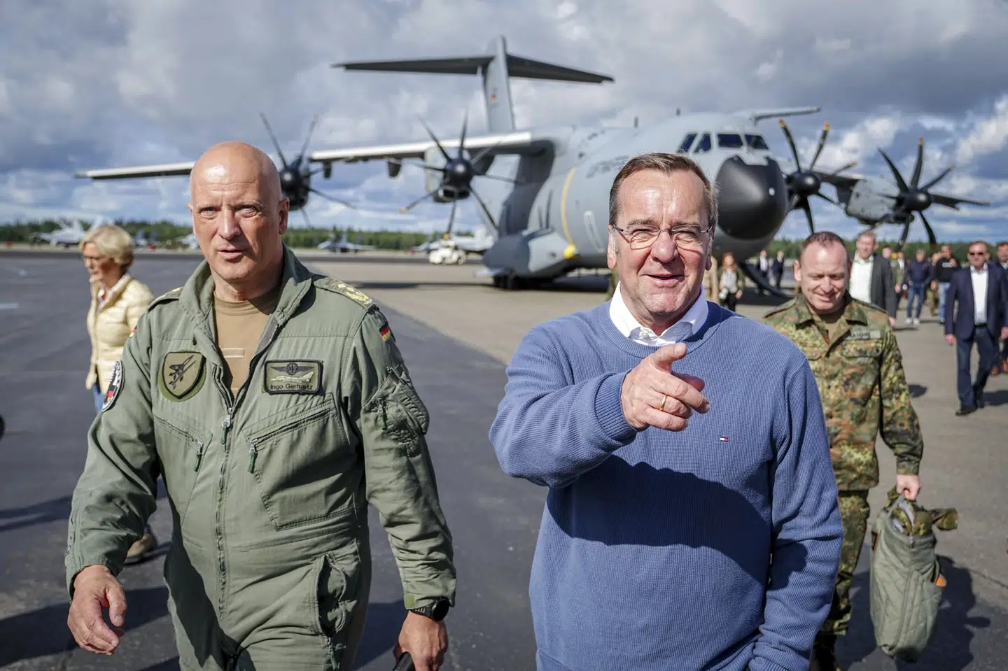 Tyskland med forsvarsminister Boris Pistorius i spidsen har samlet en gruppe af Nato-lande, heriblandt Danmark, som tirsdag har underskrevet en hensigtserklæring om indkøb af søminer. Arkivfoto med Boris Pistorius (th.) fra en NATO-øvelse på Eielson Air Force Base i Alaska.