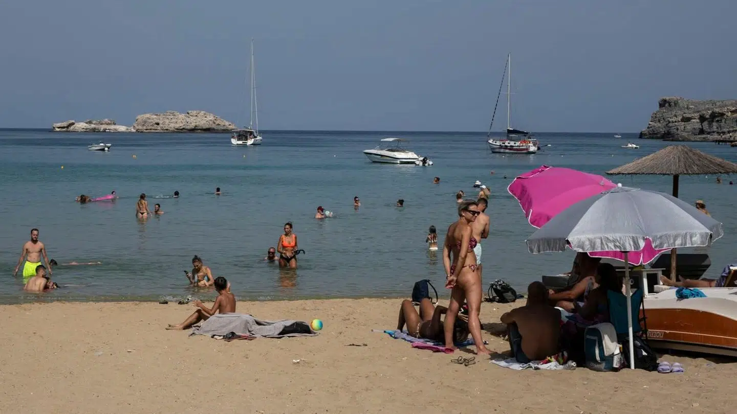 Badeferien blev for en kort stund erstattet af et jordskælv for flere turister på den græske ø Rhodos.