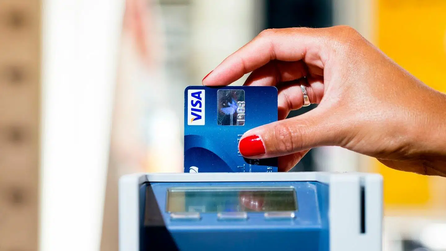 Skal du på sommerferie i udlandet, gør du dig sikkert tanker om, hvordan det er bedst at betale på restauranter, i butikker og så videre.