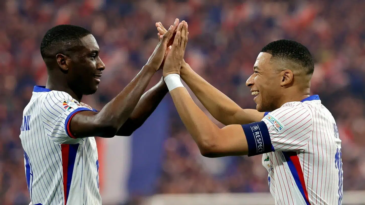 Randal Kolo Muani og Kylian Mbappe jubler.