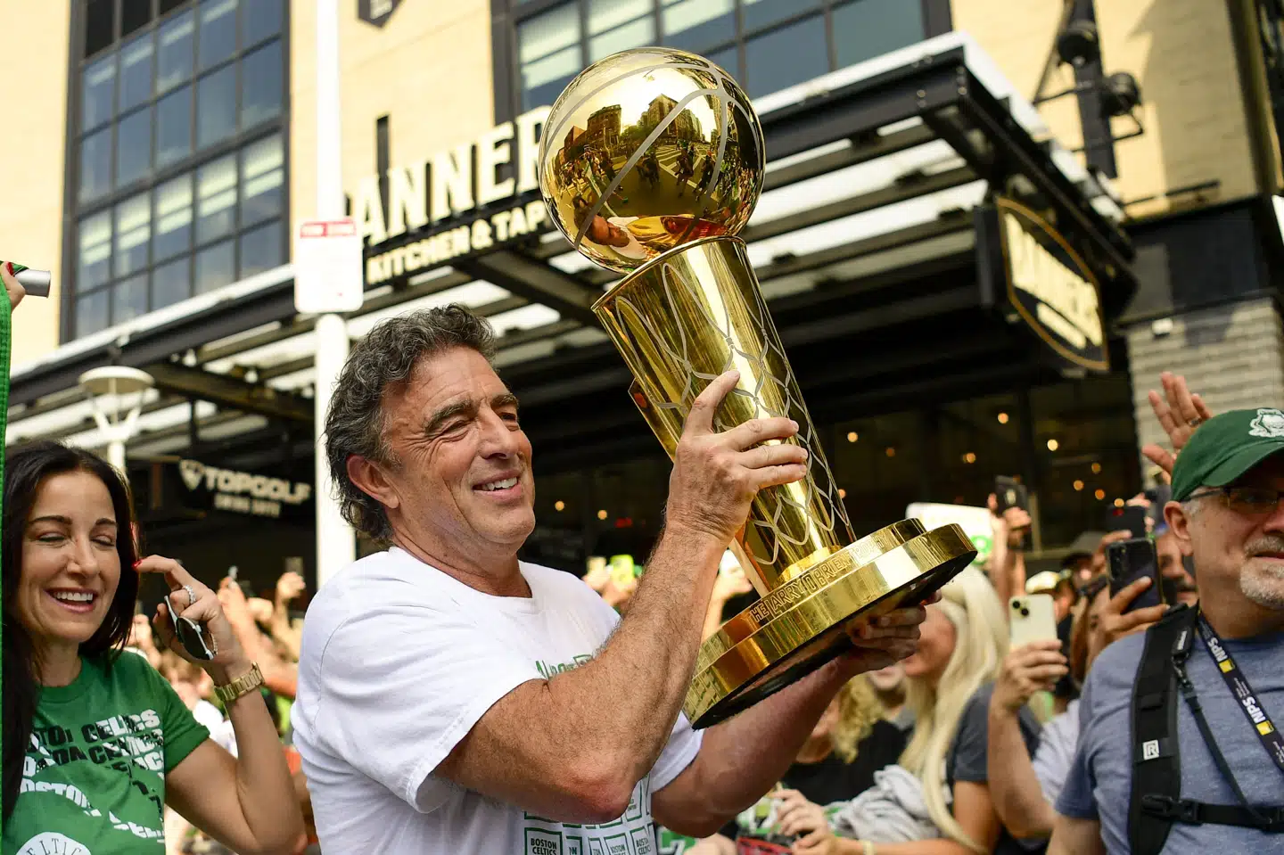 Wyc Grousbeck ejer sammen med sin familie 51 procent af Boston Celtics. På billedet ses han fejre klubbens nylige NBA-mesterskab.