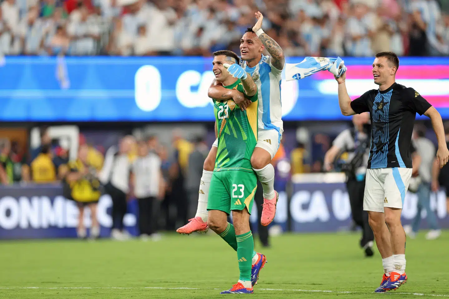 Emiliano Martínez og Lautaro Martínez fejrer, at de var med til at spille Argentina i finalen i Copa America.