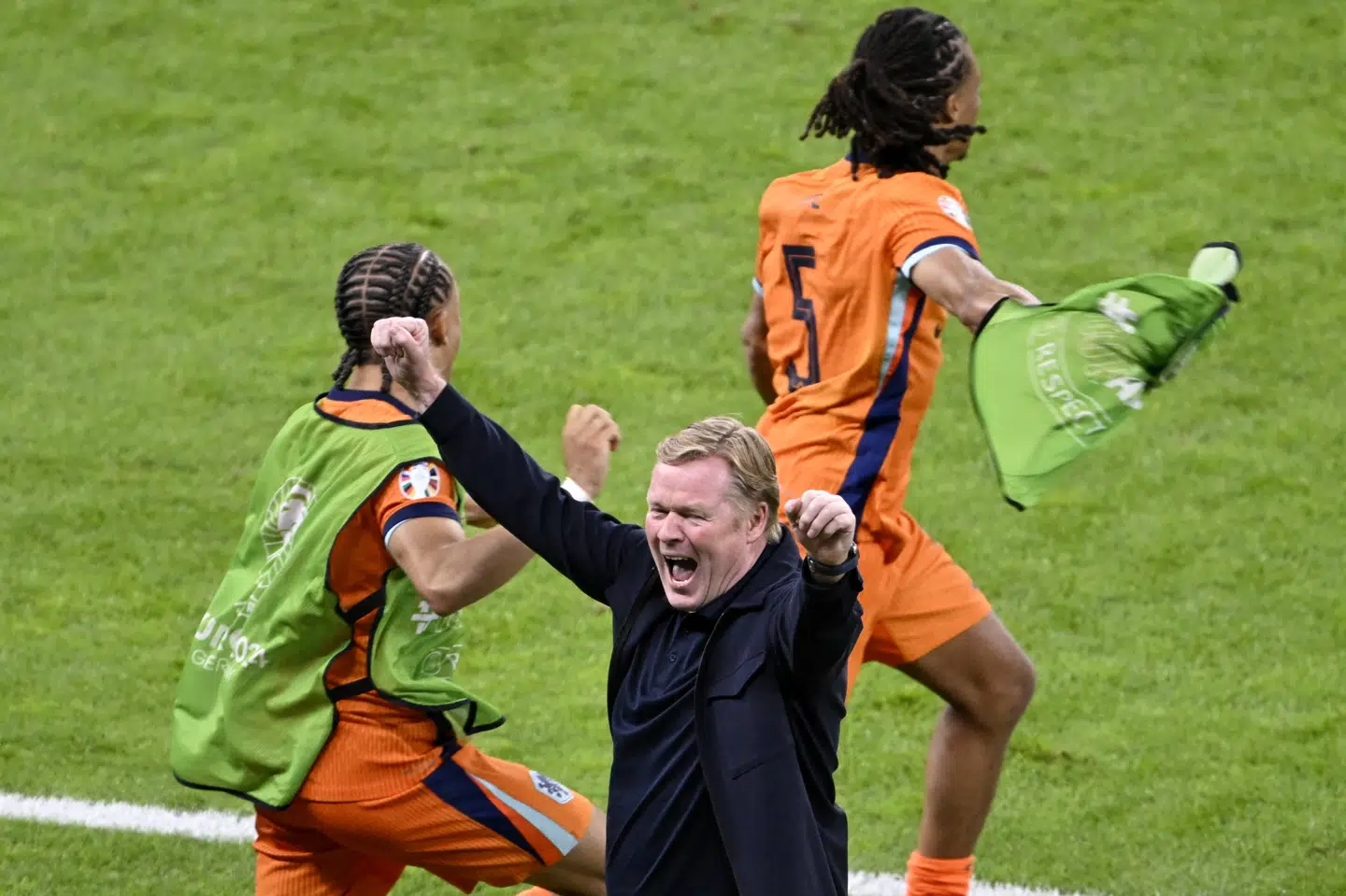 Ronald Koeman fejrer sejren over Tyrkiet i kvartfinalen ved EM. Onsdag aften venter England. (Arkivfoto).