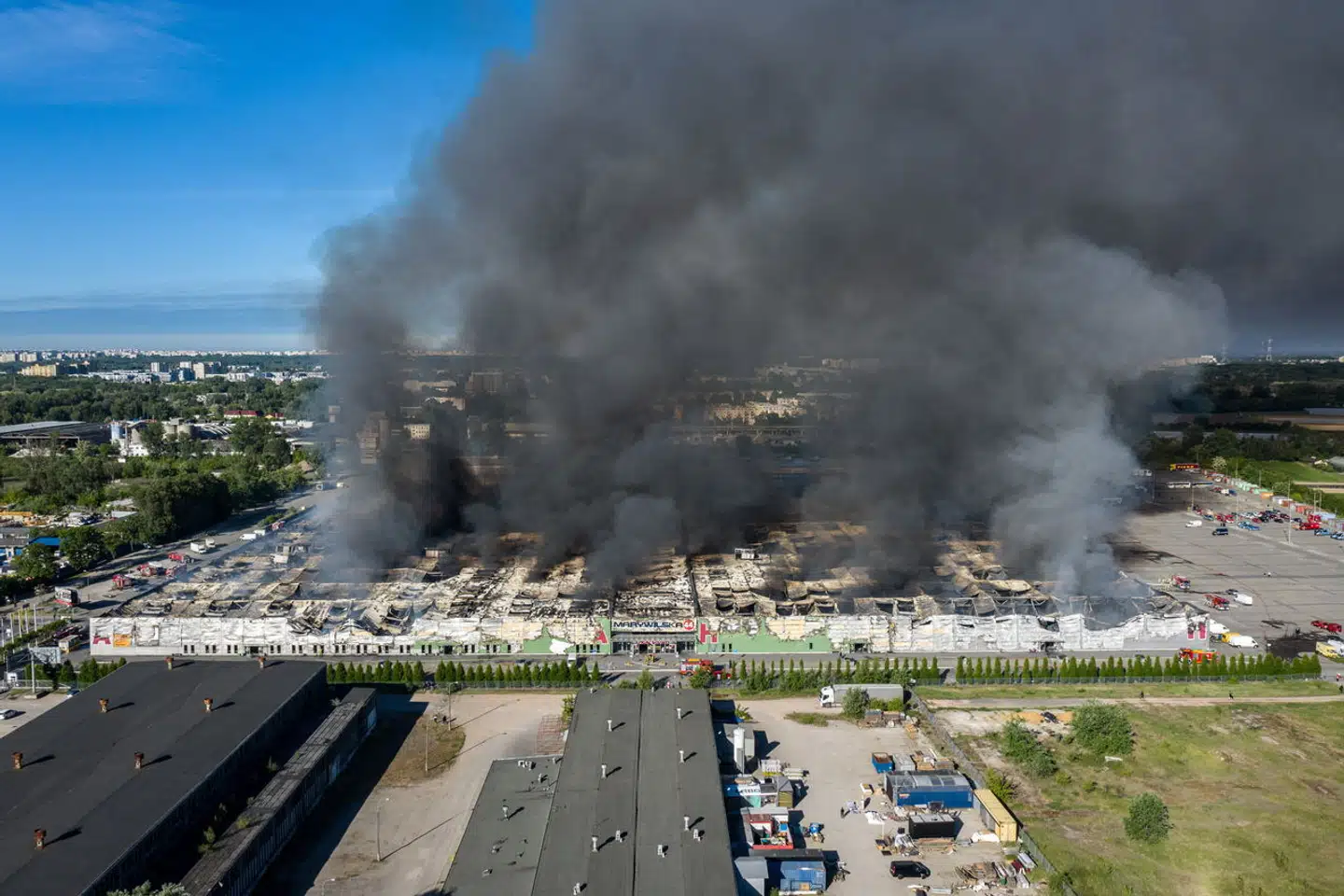 Det store shoppingcenter Marywilska 44 i Polens hovedstad brændte i maj næsten helt ned til grunden. Myndighederne frygter russisk indblanding.