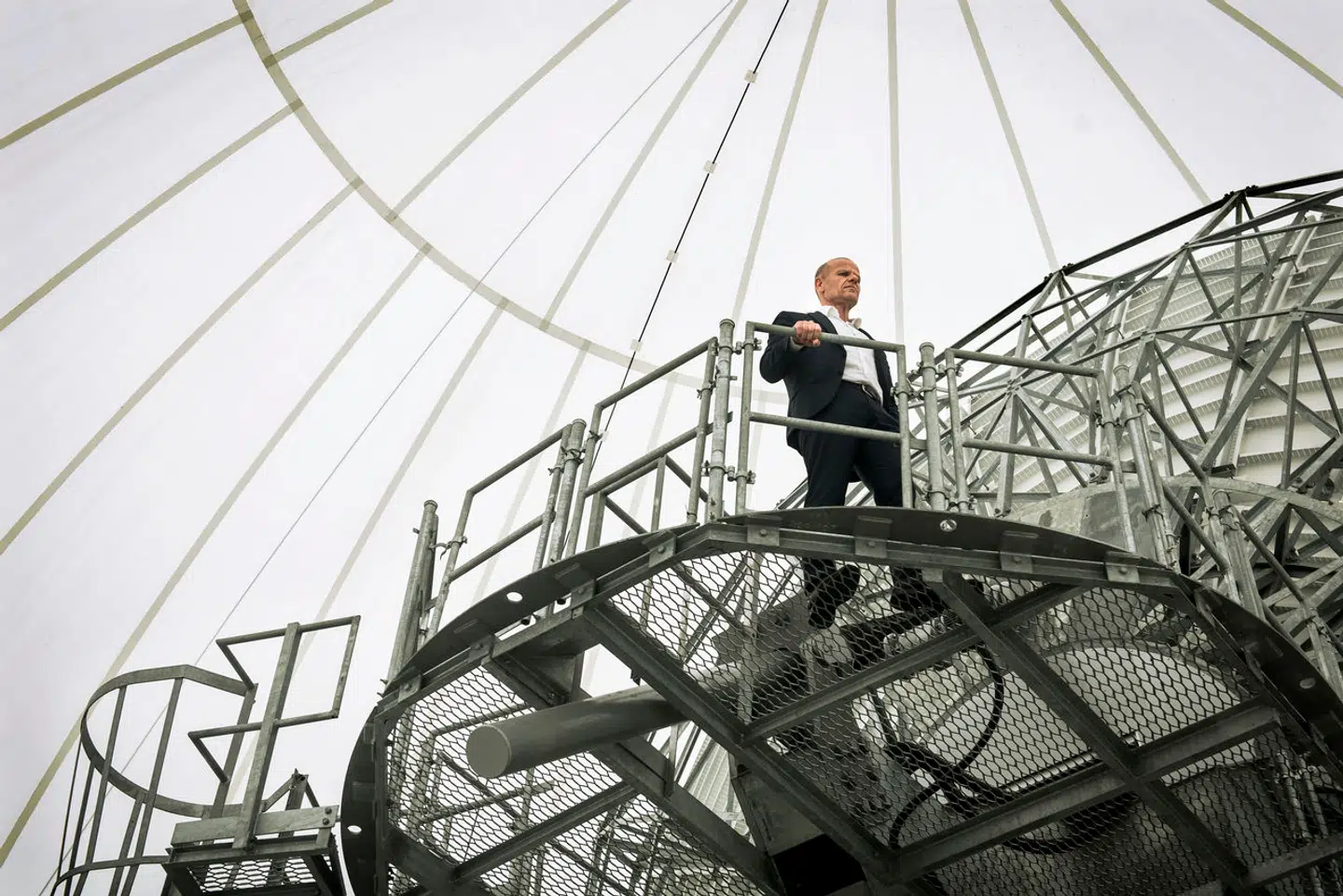 Under sagen kom det frem, at den tidligere spionchef var blevet aflyttet i mindst 17.000 timer.