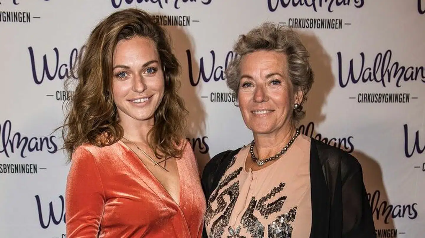 Sarah Grünewald sammen med sin mor til premiere på Wallmans