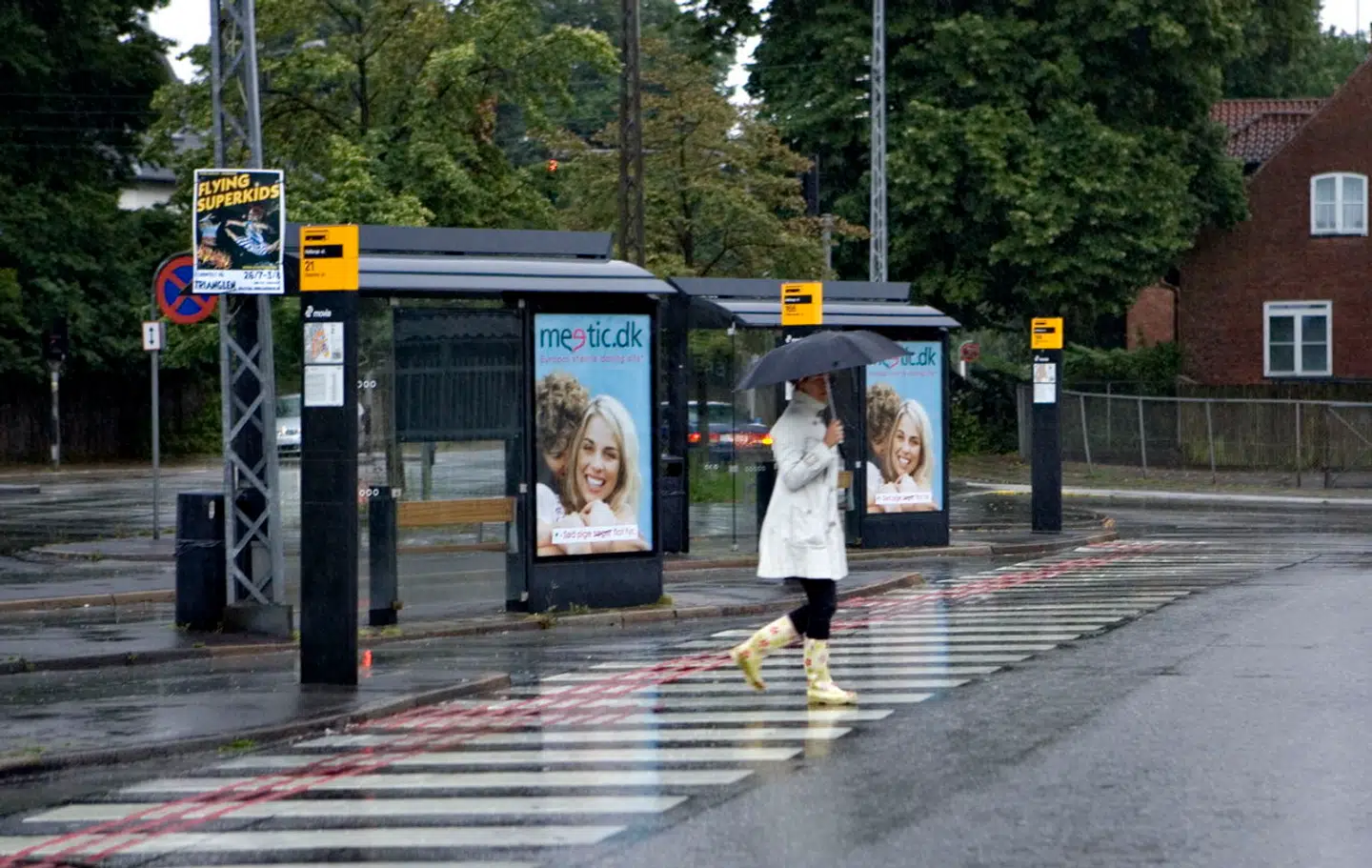 Der skal blandt andet sættes lys op ved togstation for at gøre det mere trygt at færdes der.