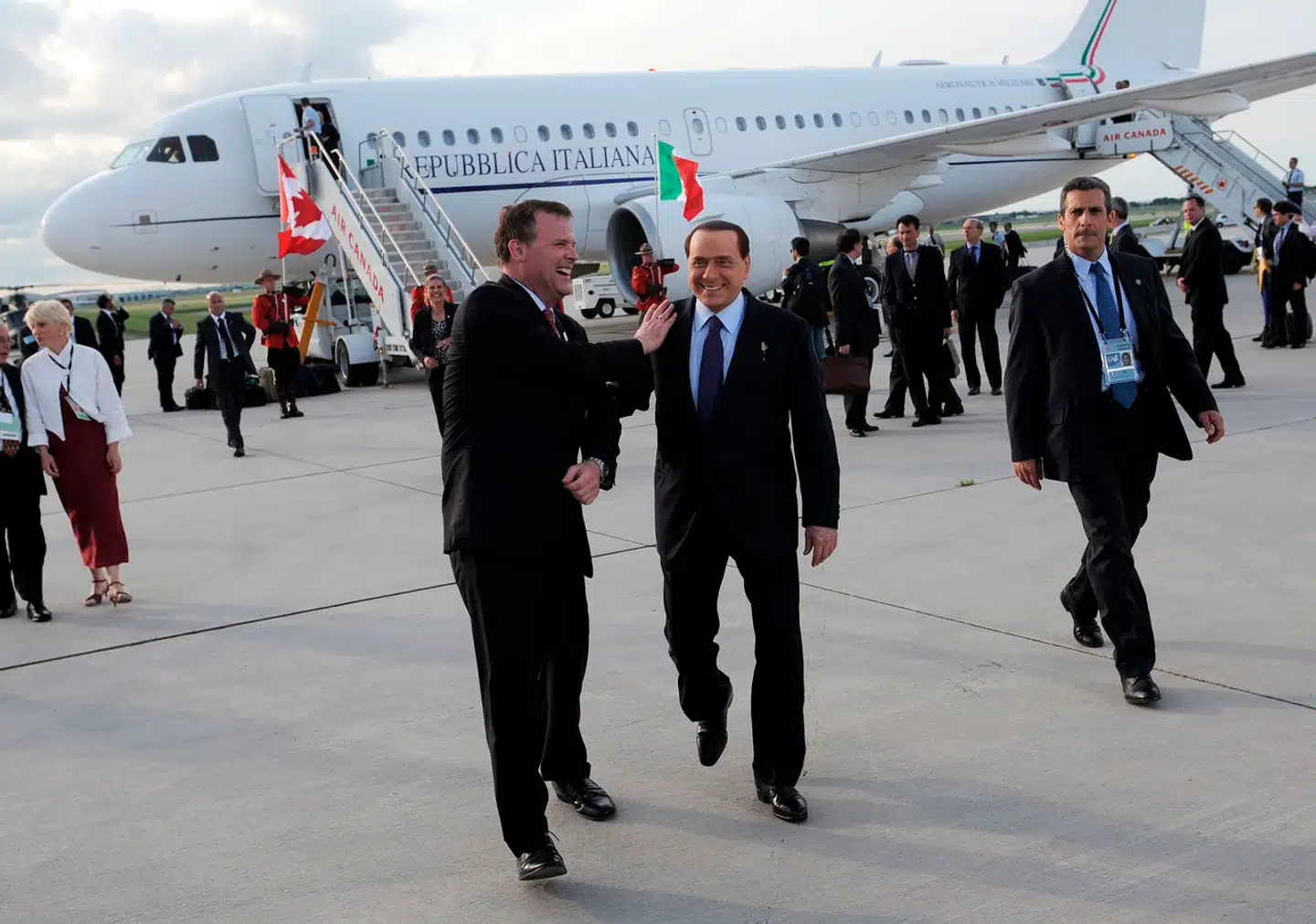 Silvio Berlusconi ankommer til Toronto i Canada for at deltage i et G-8-topmøde. Nu vil Italiens højrenationale regering opkalde Milanos lufthavn efter den tidligere premierminister, der døde sidste år.