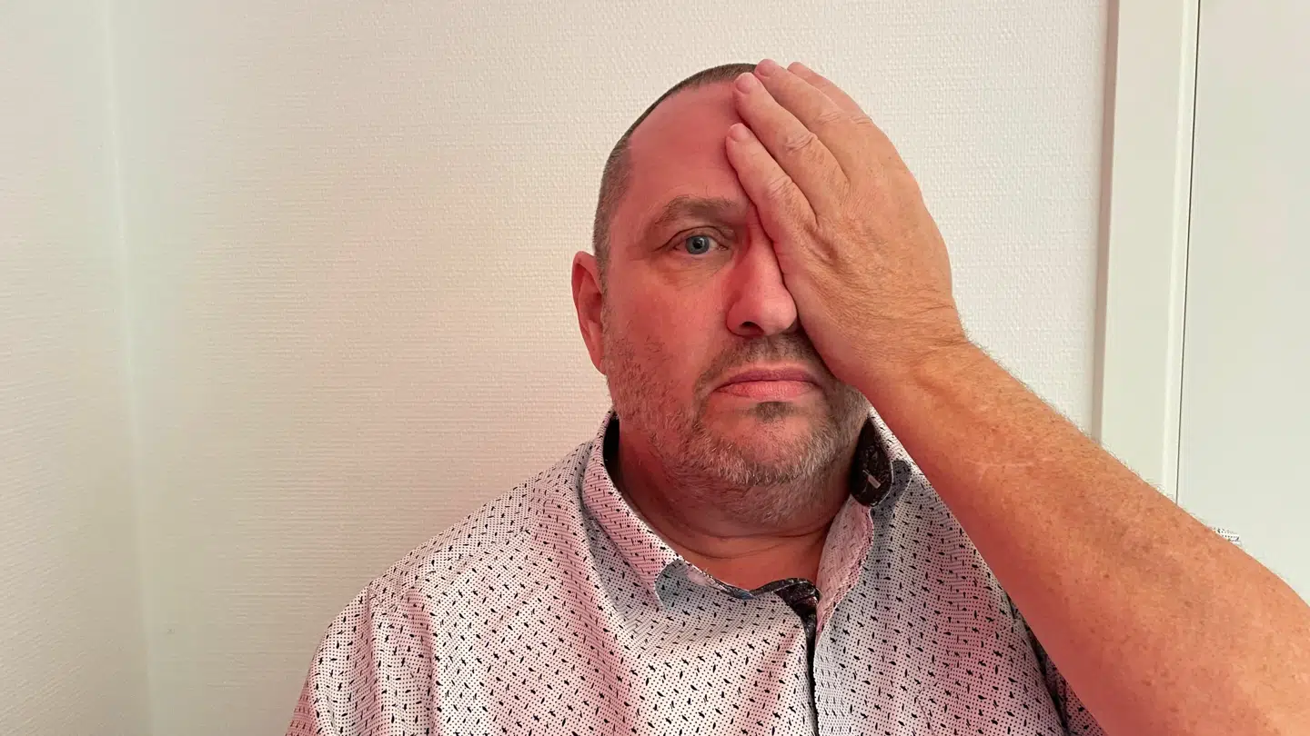 Når Claus Heine holder hånden over venstre øje, kan han ikke se noget med det højre. Han fik store synsproblemer efter at have taget Wegovy.