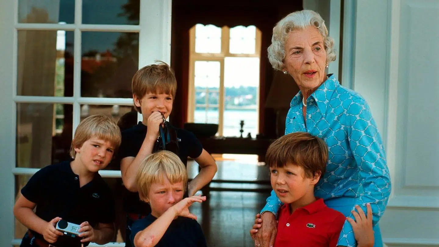 Dronning Ingrid med en ung kronprins Frederik og fætrene Pavlos, Nicholas og Gustav på Gråsten Slot.