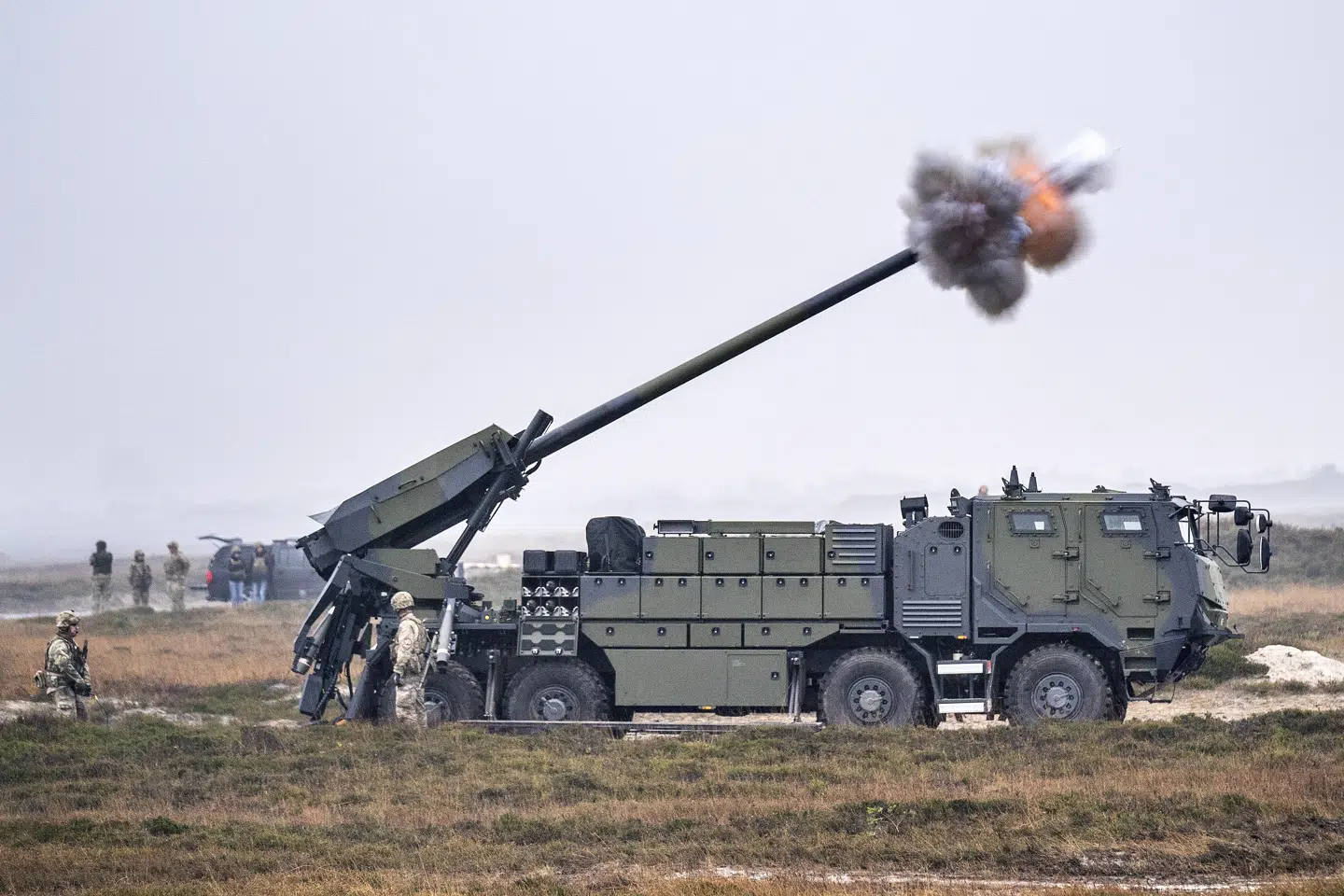 Forsvarsministeriet præsenterer artilleripjecen Caesar i Oksbøl i 2021. Danmark donerer et lignende system til Ukraine.