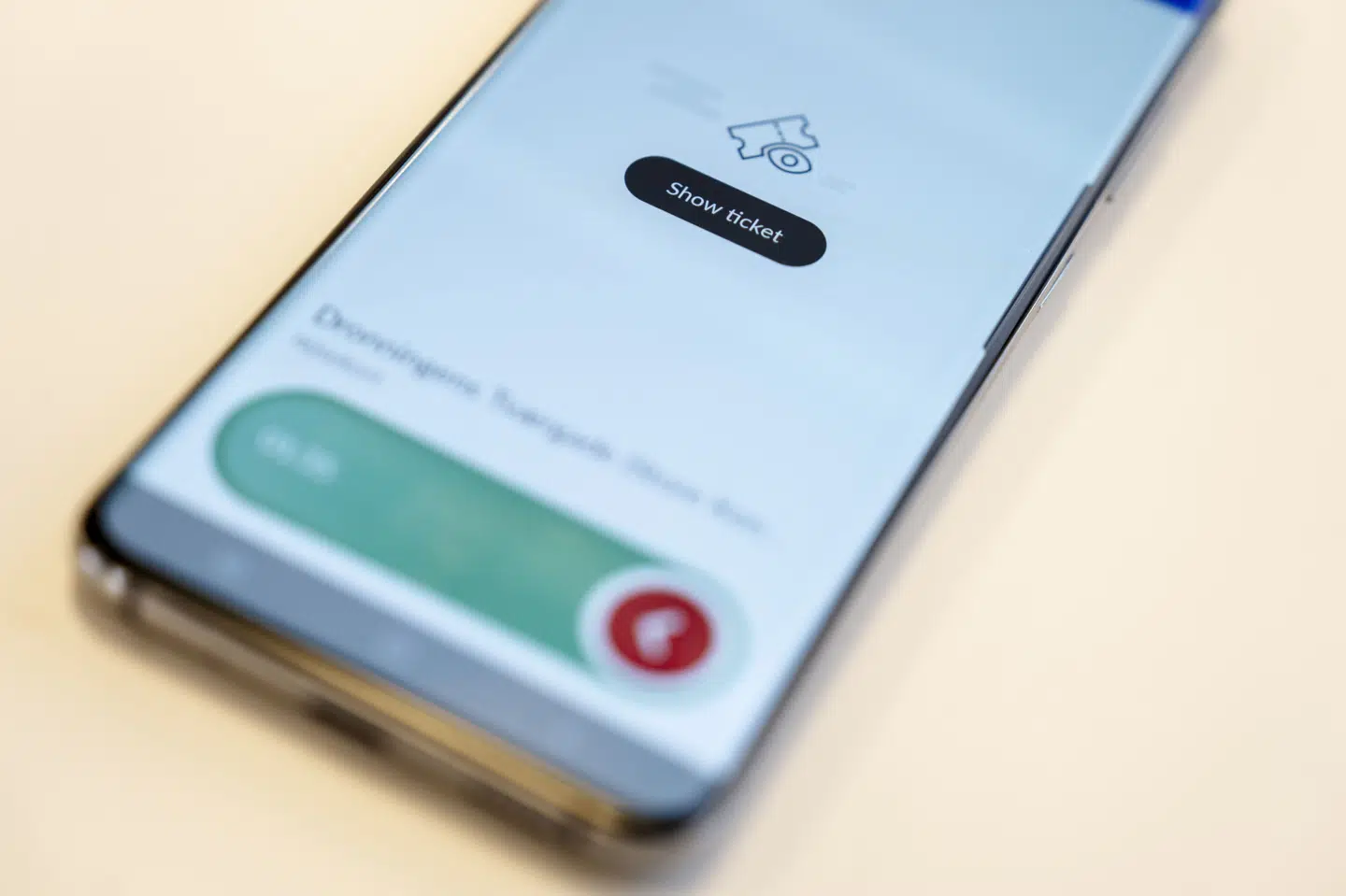 Datatilsynet vil undersøge, om Rejsekortet som app indsamler for mange personoplysninger, om brugere. Appen gør, at du kan checke ind og ud af offentlig transport på telefonen i stedet for med det hvide plastikkort. (Arkivfoto).