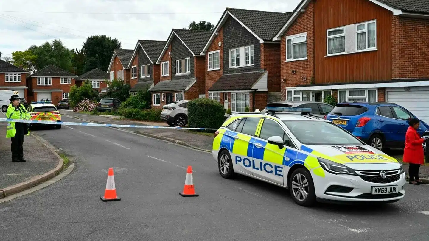 Politiet fandt de tre ofre tirsdag aften på en adresse i Bushey nord for London.