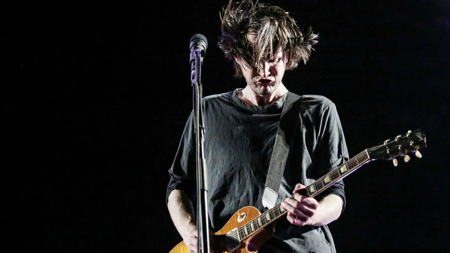 Josh Klinghoffer under en Red Hot Chili Peppers-koncert i Giza-prymiderne i Egypten i 2019.