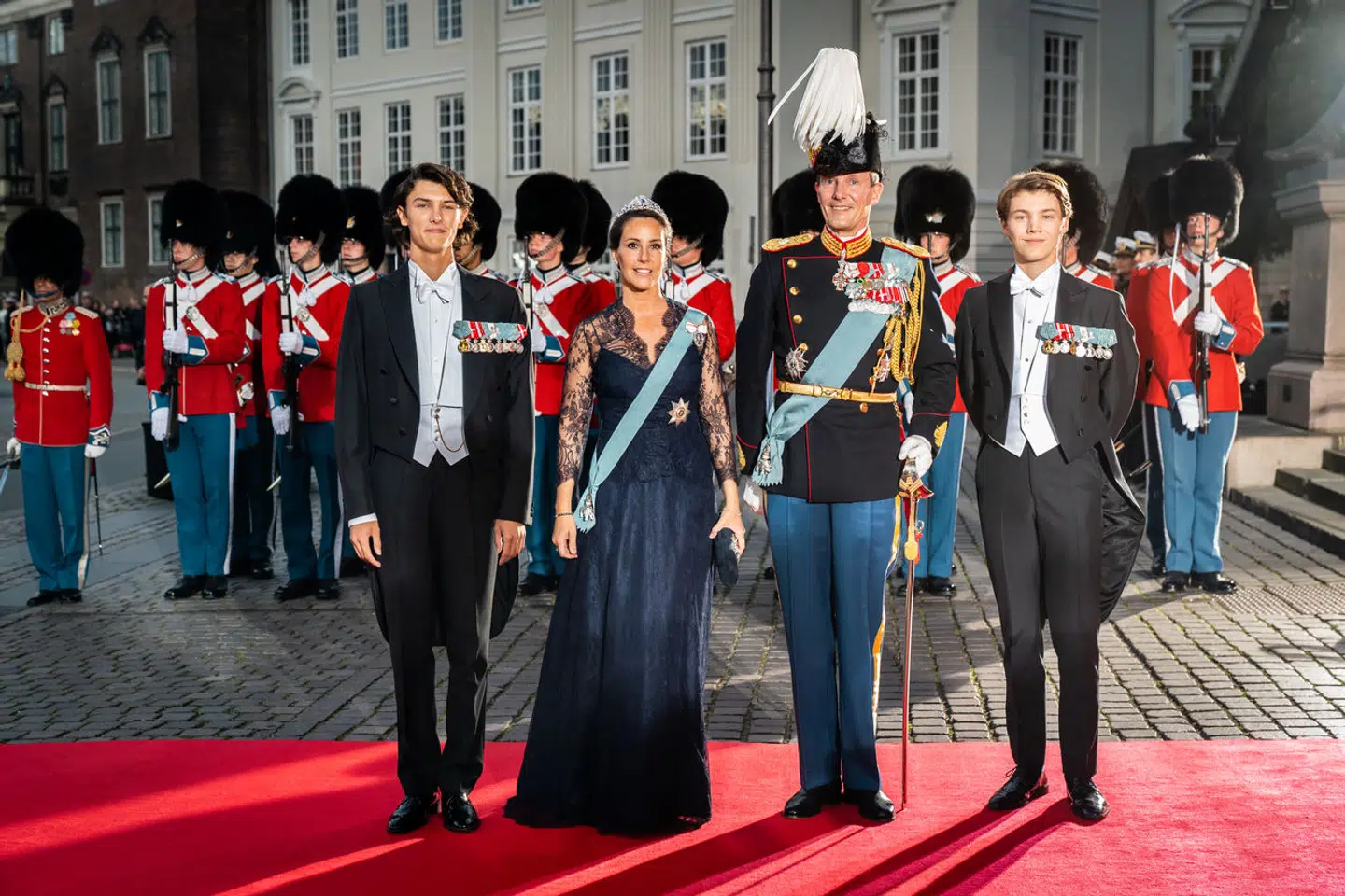 I fondens bestyrelse og ejerkreds sidder ikke mindst begge greverne selv, foruden deres forældre, prins Joachim og grevinde Alexandra.