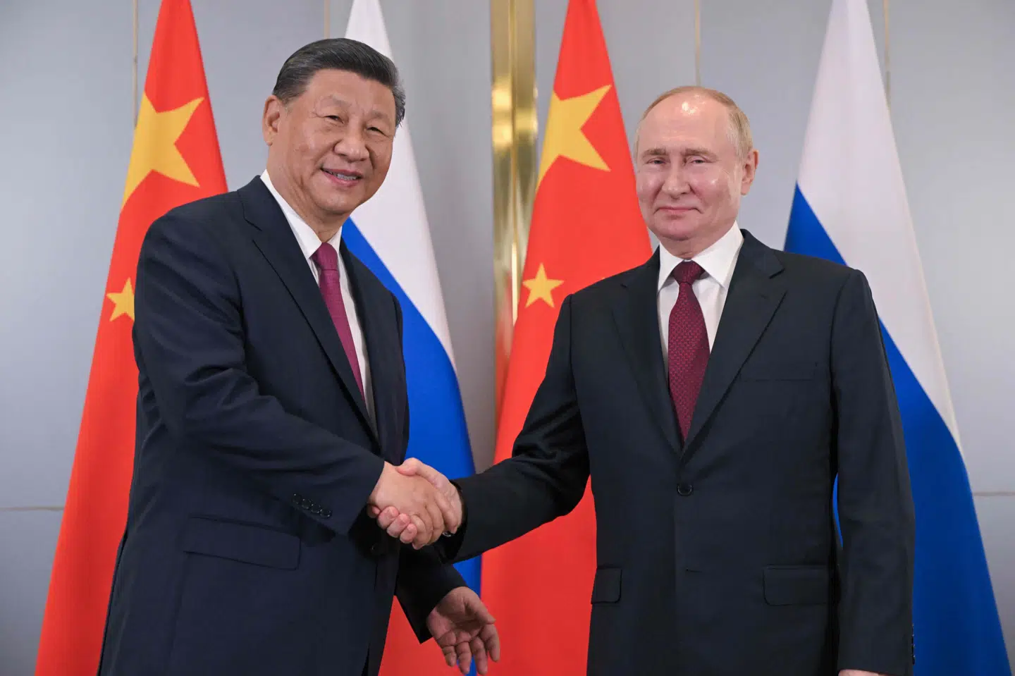 Kinas præsident, Xi Jinping, og Ruslands leder, Vladimir Putin, underskrev i maj en erklæring om, at de to store lande ønskede at styrke deres strategiske partnerskab. De to mødtes igen i juni, hvor dette billede er taget.