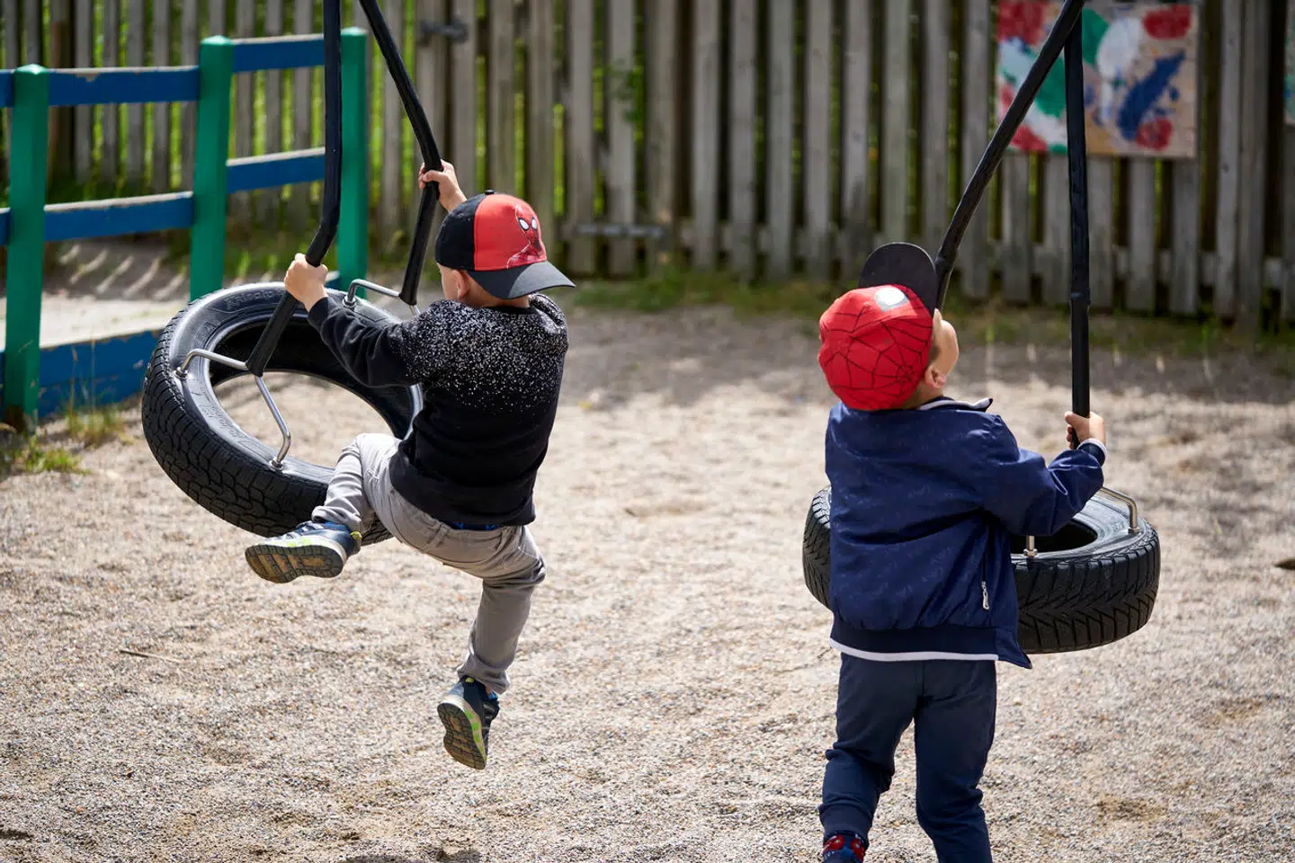 »Det er fantastisk vigtigt, hvad der foregår i barnets første leveår, idet samfundet betaler prisen mangedoblet, når vi svigter vores børn med for lidt opmærksomhed,« skriver Erik Tang.