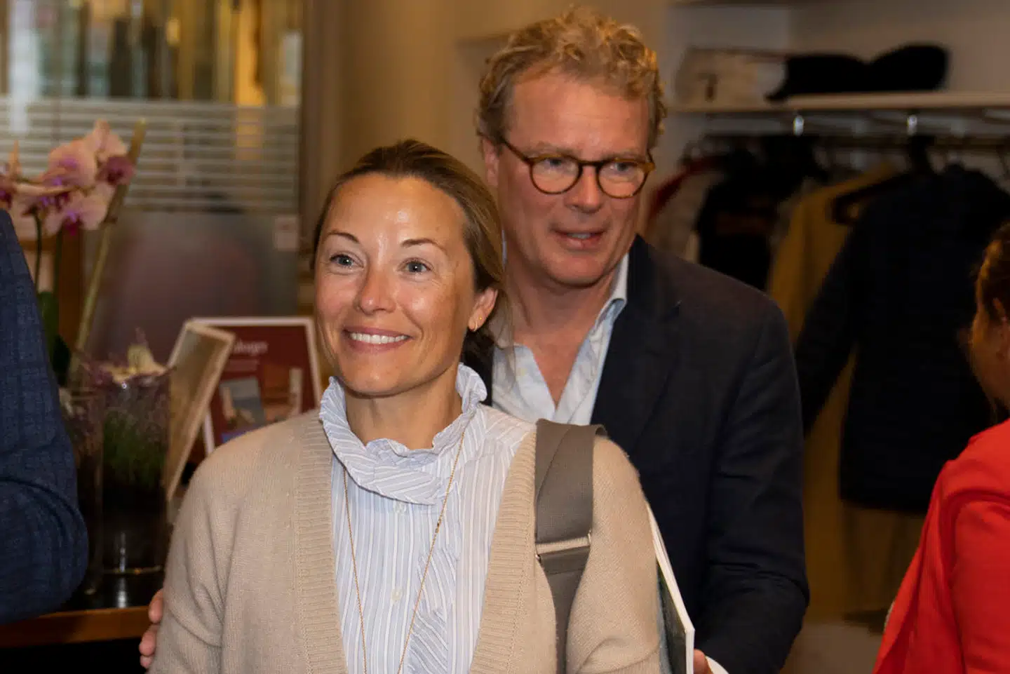 Nikolaj og Louise Iuel Albinus boede i mange år i London og drev selskabet Global Family Partners, som i 2020 gik konkurs. Efterfølgende har parret været under beskyldning for uretmæssigt at have tømt selskabet. De afviser dog blankt, at det skulle være tilfældet.