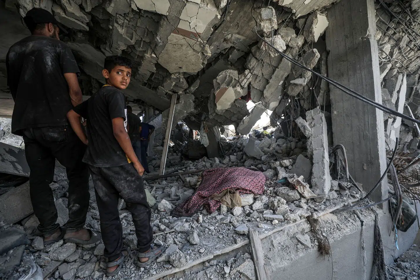 Mindst 16 palæstinensere blev dræbt under missilangrebet på Al Nuseirat-flygtningelejren beliggende i Gazastriben 9. juli. Her ses et tæppe ligge over en død krop umiddelbart efter missilangrebet.