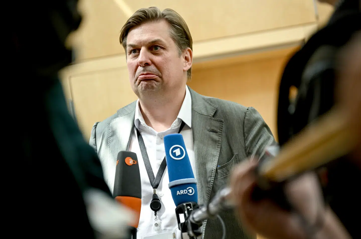 Inden sidste måneds valg til Europa-Parlamentet blev Alternative für Deutschland smidt ud af deres tidligere gruppe, id-gruppen, efter at partiets spidskandidat, Maximilian Krah, sagde, at medlemmer af SS »ikke alle var kriminelle«.