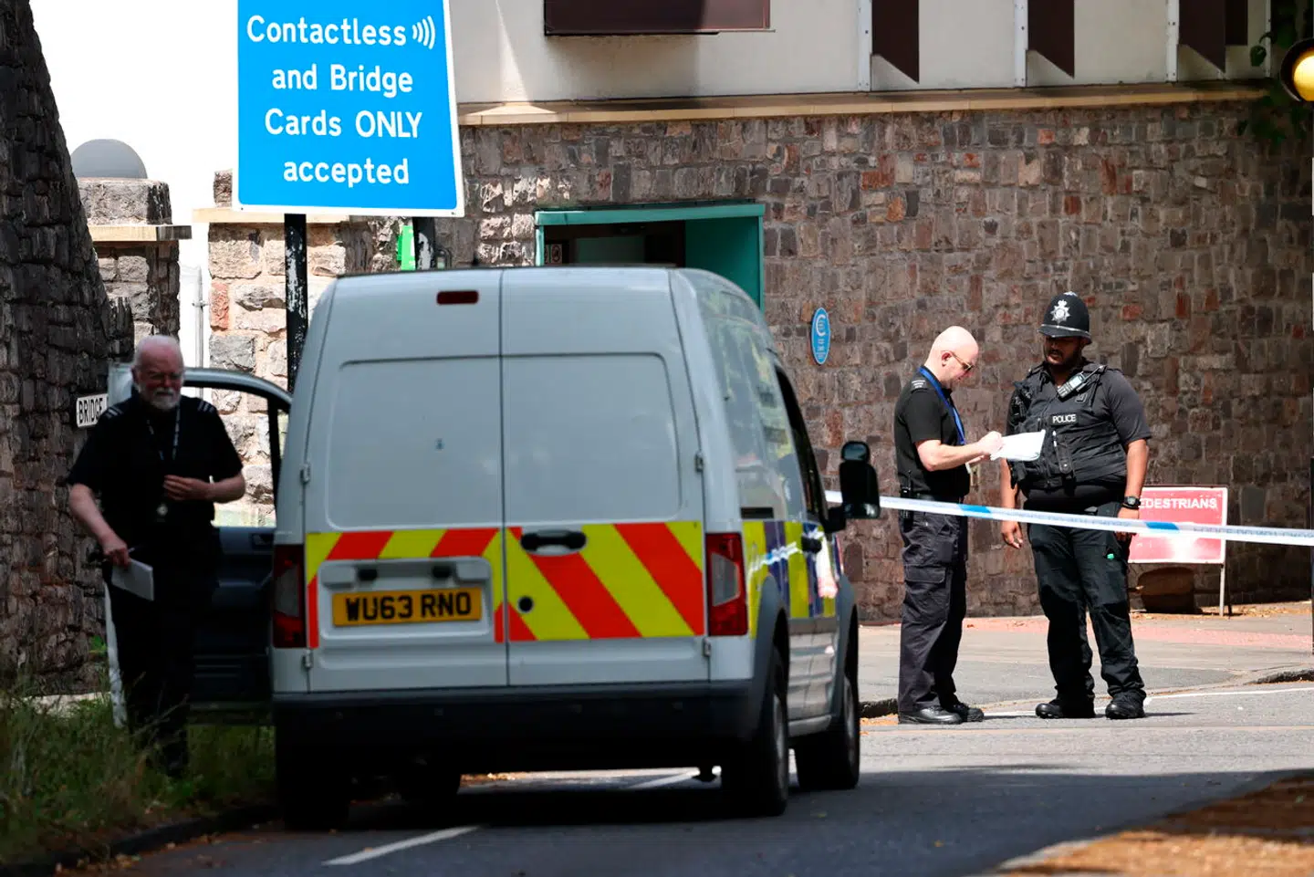 Onsdag aften fandt det engelske politi to kufferter, der menes at indeholde ligdele. Den ene blev fundet ved Clifton Suspension Bridge, der er en turistattraktion.