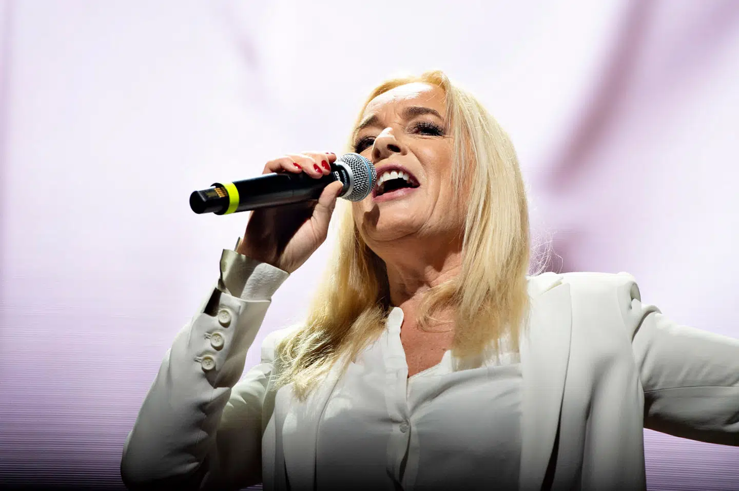 70-årige Anne Linnet er sanger, musiker og komponist. Hun har i den senere tid blandt andet turneret med Sanne Salomonsen og Lis Sørensen og deltaget i TV 2-programmet 'Toppen af poppen'.