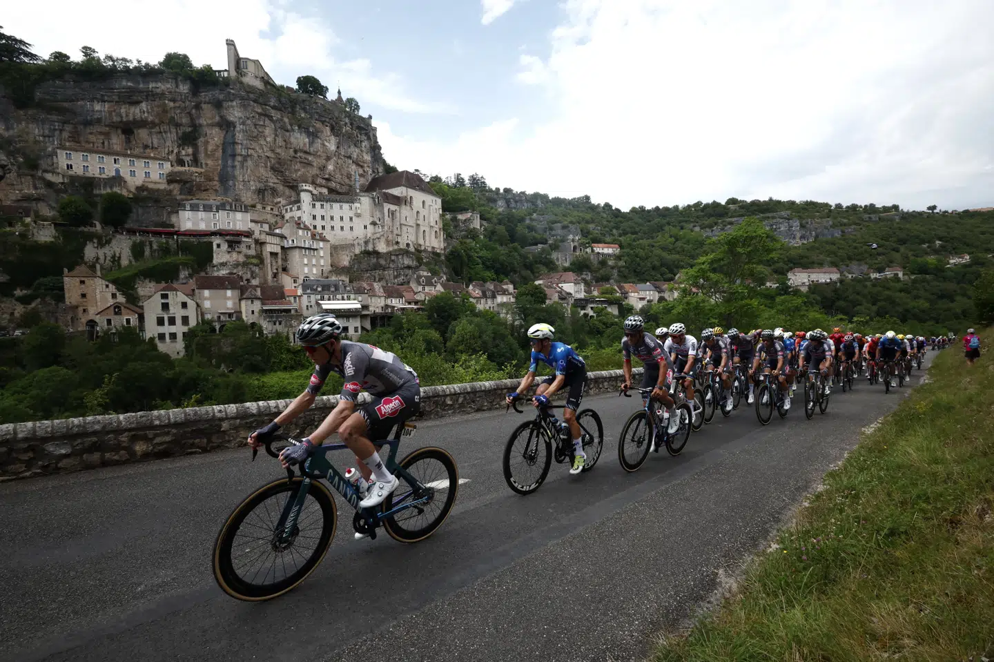 Søren Kragh Andersen (forrest) er ude af Tour de France. (Arkivfoto).