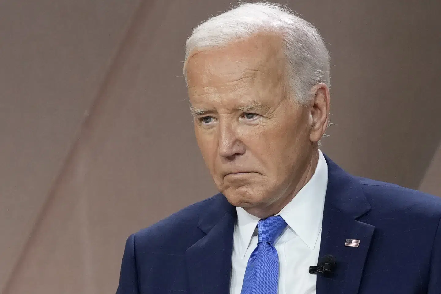 Præsident Joe Biden lytter torsdag under et møde i Washington med Ukraines præsident, Volodymyr Zelenskyj. Lidt senere venter et pressemøde, hvor han vil blive mødt med spørgsmål om, hvorvidt han er i stand til at være præsident i endnu en periode.