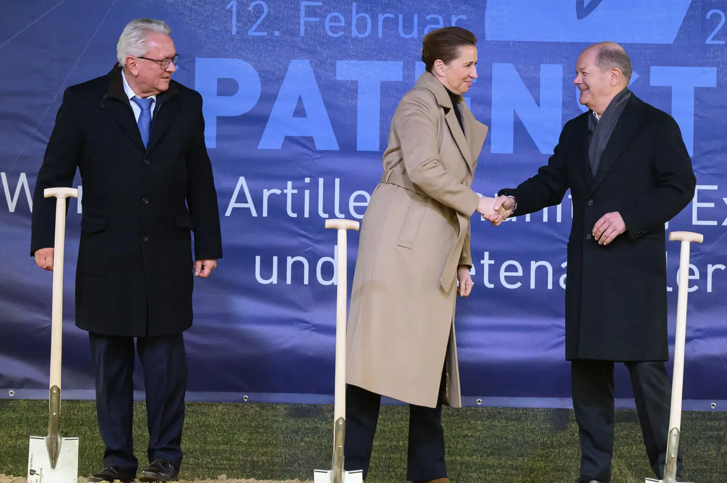 Statsminister Mette Frederiksen deltog i februar sammen med forbundskansler Olaf Scholz (th) ved starten af byggeriet af en ny våbenfabrik i Niedersachsen for Rheinmetall, der producerer kampvogne og granater, som er stærkt efterspurgte i Ukraine. Til venstre står Armin Papperger, chef for Rheinmetall, som Rusland ifølge vestlige kilder ville myrde, rapporterer CNN.