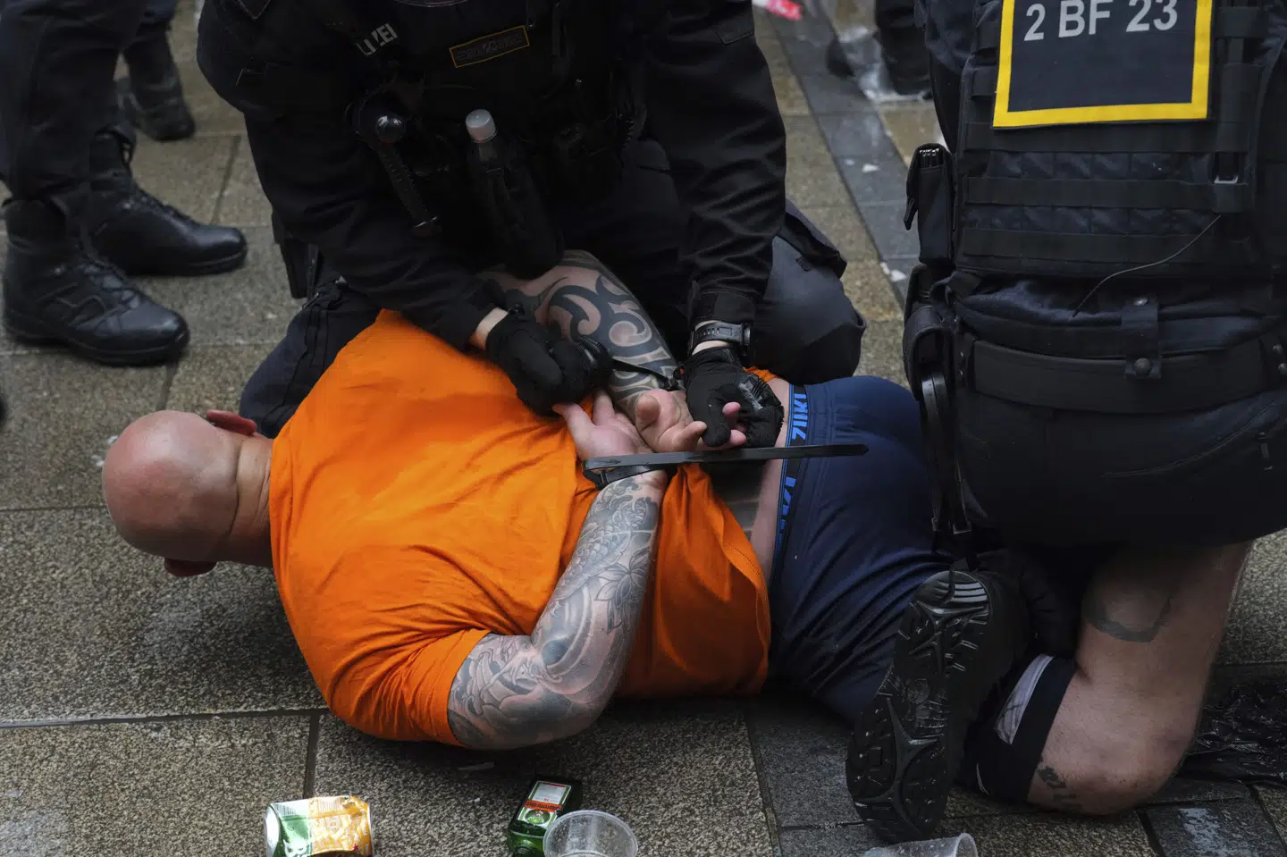 Politiet fik travlt onsdag, da engelske og hollandske fans ikke kunne finde ud af at opføre sig ordentligt i EM-byen Dortmund.