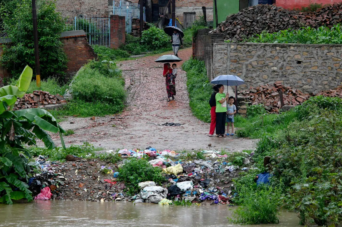 I Nepals monsunsæson øges risikoen for ulykker, fordi regnen kan udløse jordskred og oversvømmelser. (Arkivfoto).