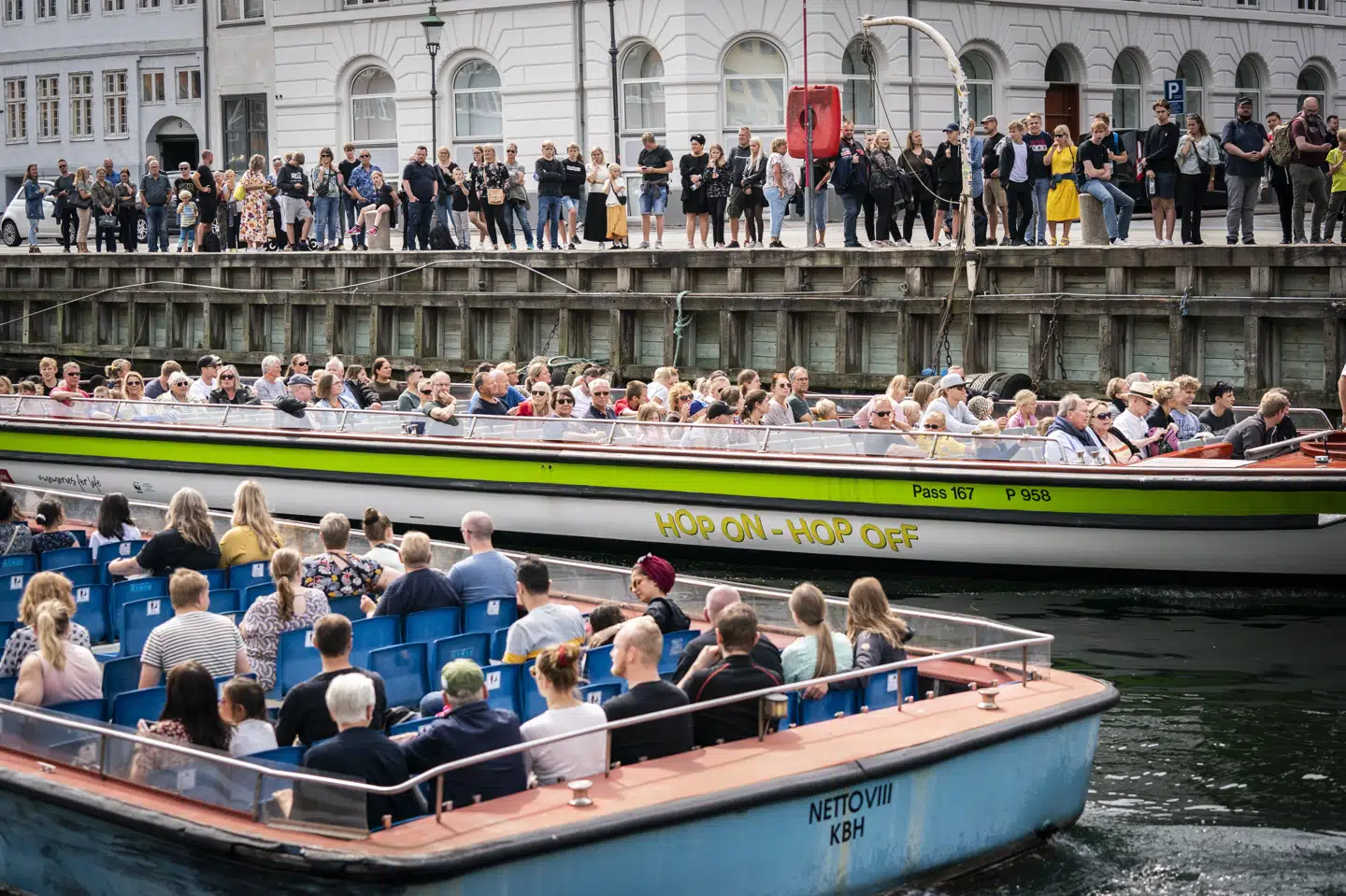 København er fuld af turister om sommeren. Men det giver også ekstraudgifter til blandt andet rengøring og vedligeholdelse, mener borgerrepræsentationen i København, som ser flere fordele i en turistskat. (Arkivfoto).