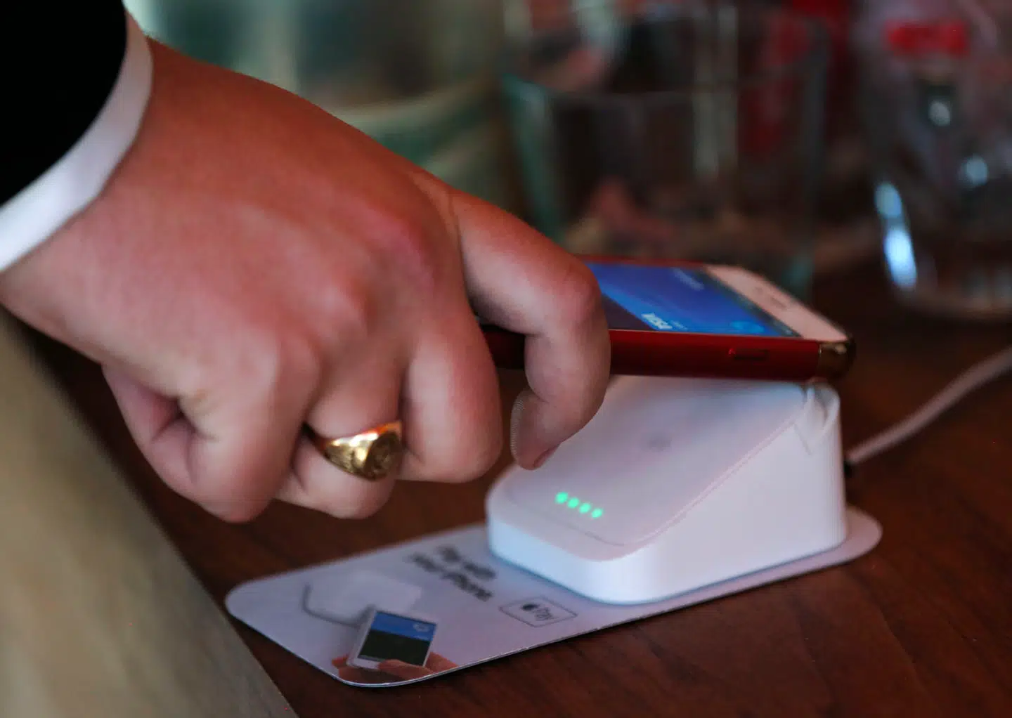 Et gok, og så er der betalt. Hidtil har man kun kunnet gøre det med Apples egen betalingstjeneste, Apple Pay, på en iPhone. Fra 25. juli får alle konkurrenter adgang til at bruge samme teknologi.