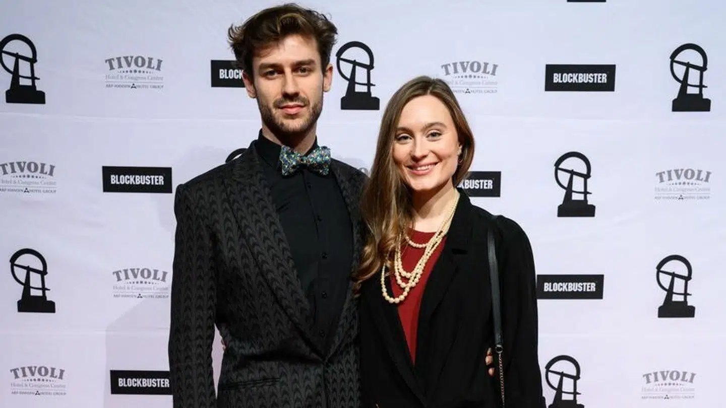 Julie Christiansen kan nu se frem til at bryllup med sin kæreste.