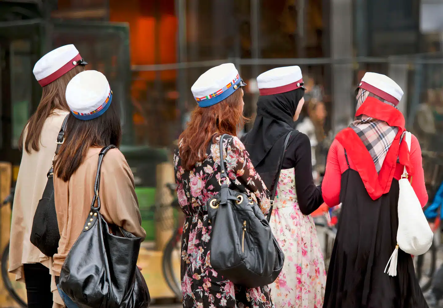 Studenter. Arabiske piger med studenterhuer, tasker og tørklæder. Fodgængere på Strøget. Veninder. Byline: Mads Jensen/Ritzau Scanpix Studenter. Arabiske piger med studenterhuer, tasker og tørklæder. Fodgængere på Strøget. Veninder.