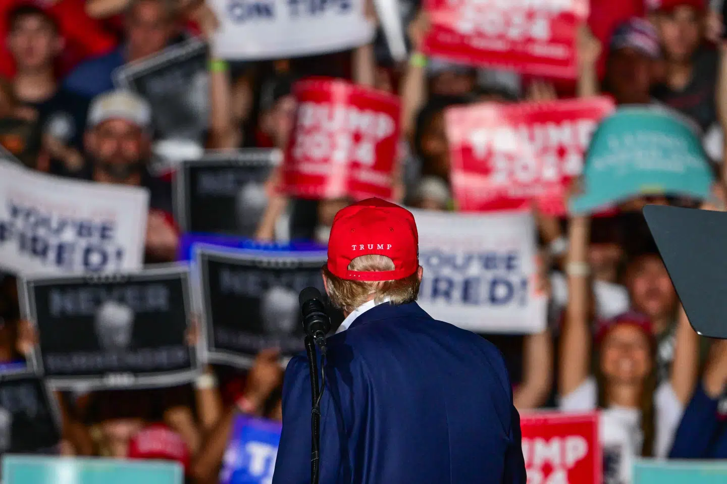 Donald Trump håner Joe Biden på sin sociale medieplatform Truth Social, efter at præsidenten, som er under stor pres på grund af fortalelser og navneforvekslinger, kaldte vicepræsident Kamala Harris for Trump.