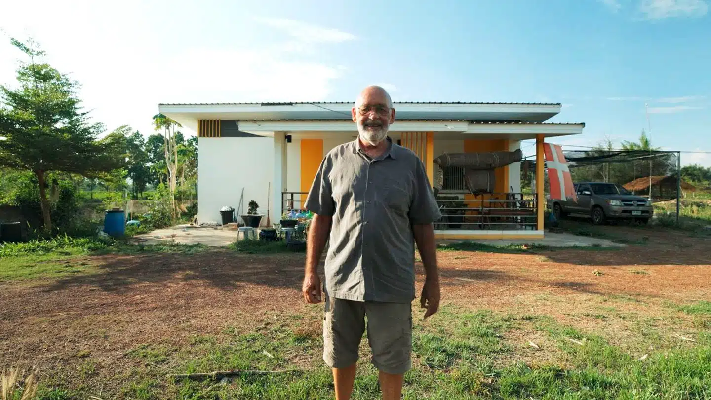 Den tidligere fængselsbetjent, Per Bloch, blev pludselig enkemand og tog til Thailand, hvor han mødte en kvinde fra fattige kår, der drømte om at lave sin egen restaurant. Nu bor hun ved restauranten, mens Per er tilbage i landsbyens største hus.