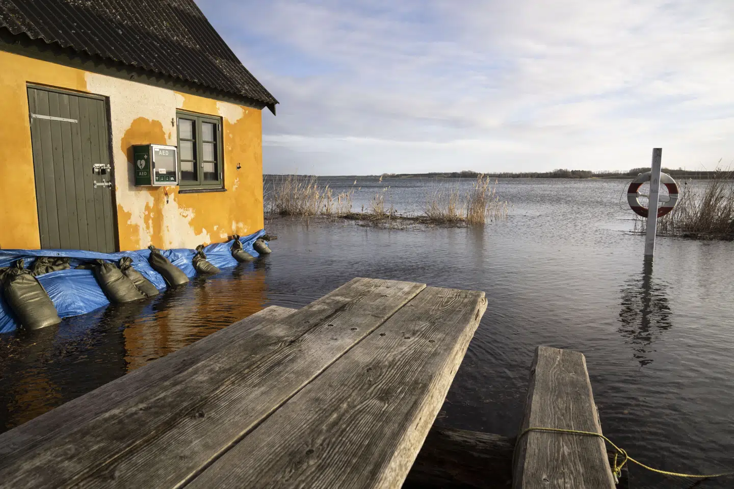 Sandsække kan være et sidste værn mod oversvømmelser, som ventes i weekenden. (Arkivfoto fra oversvømmelse ved Roskilde Fjord.)