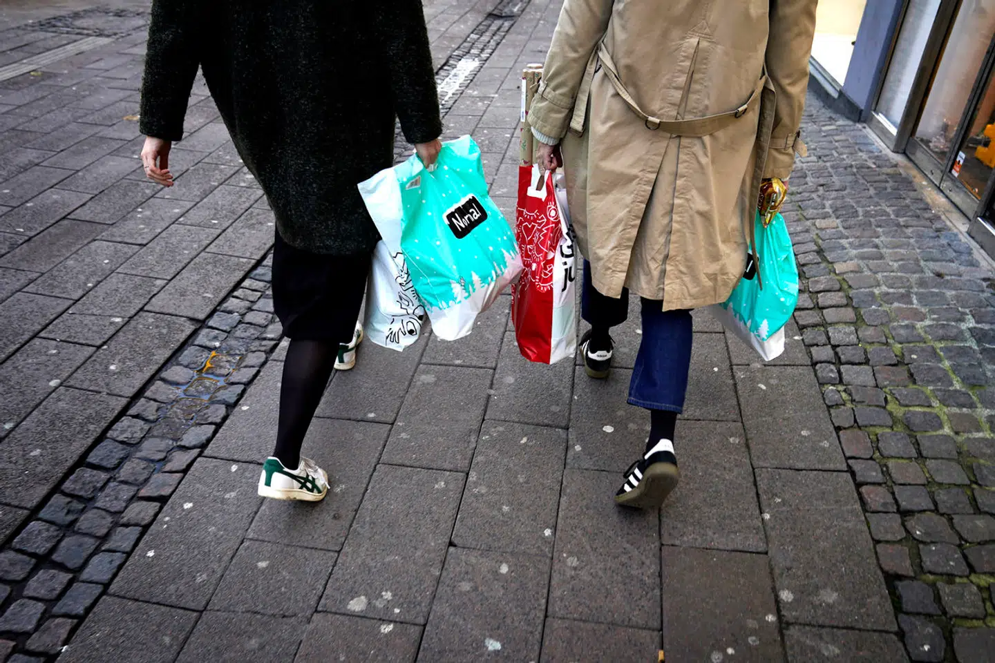 Når man er ung, er det vigtigt at lægge en økonomisk plan, så man ikke pludselig fristes til at gå på indkøbstur og overskride budgettet, hvis man ikke har sparet nok op.