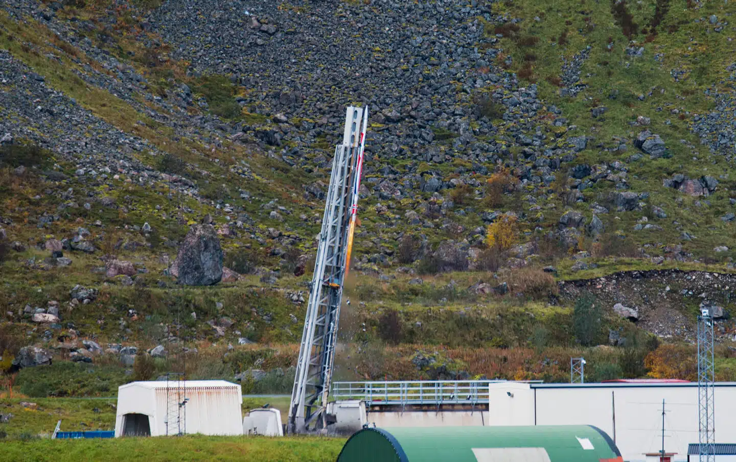 Norge har ikke bare én, men hele to helt nye spionsager. Den ene handler om en mand, der anklages for at have spioneret for Kina. Den anden handler om hacking og ulovligt forsøg på at hente oplysninger ud fra et af Norges rumcentre, hvor man opsender raketter og satellitter, som dette ved Andøya.