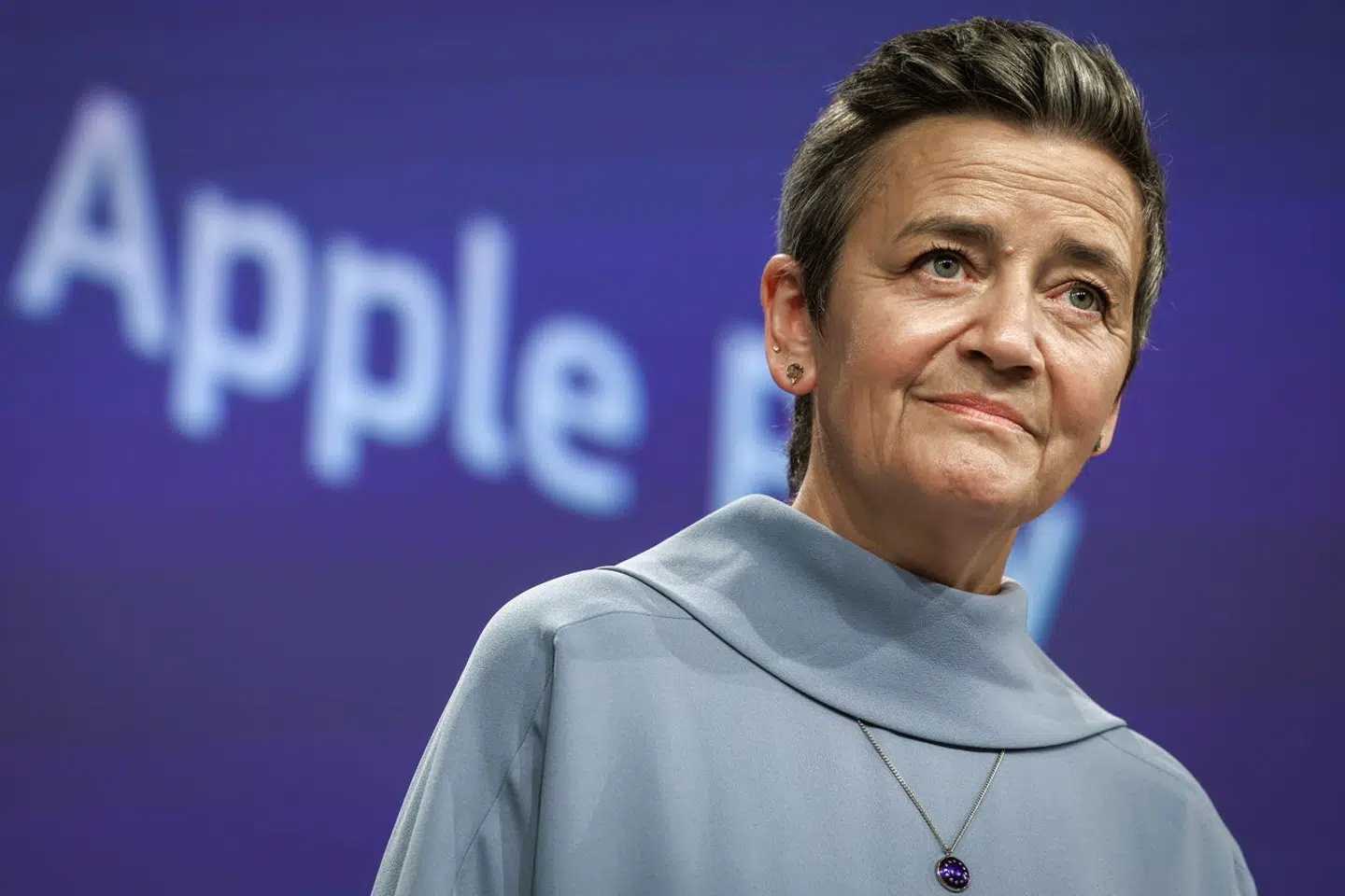 EU-Kommissionen med konkurrencekommissær Margrethe Vestager i spidsen beskyldte fredag det sociale medie X for ikke at overholde EU-forordningen Digital Services Act.