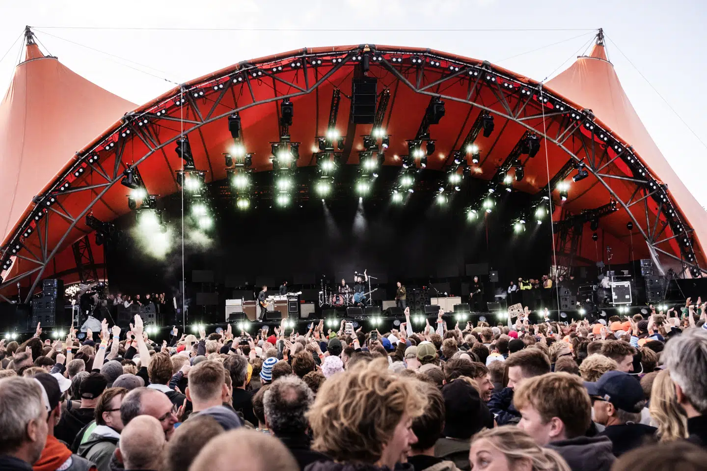Fra 2025 bliver det lidt dyrere at være gæst på Roskilde Festival - i hvert fald hvis man ønsker adgang til Dyrskuepladsen hele ugen. (Arkivfoto).