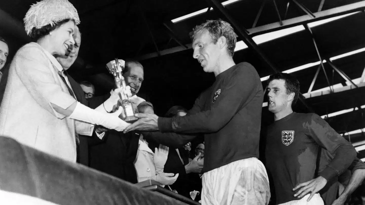 Nu afdøde dronning Elizabeth overrækker VM-pokalen til Englands anfører Bobby Moore i 1966.