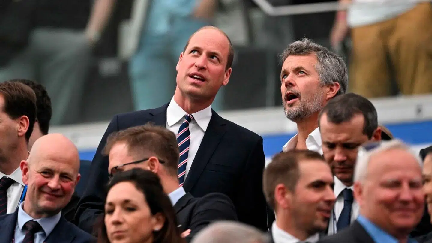 Prins William og kong Frederik under gruppekampen mellem Danmark og England.