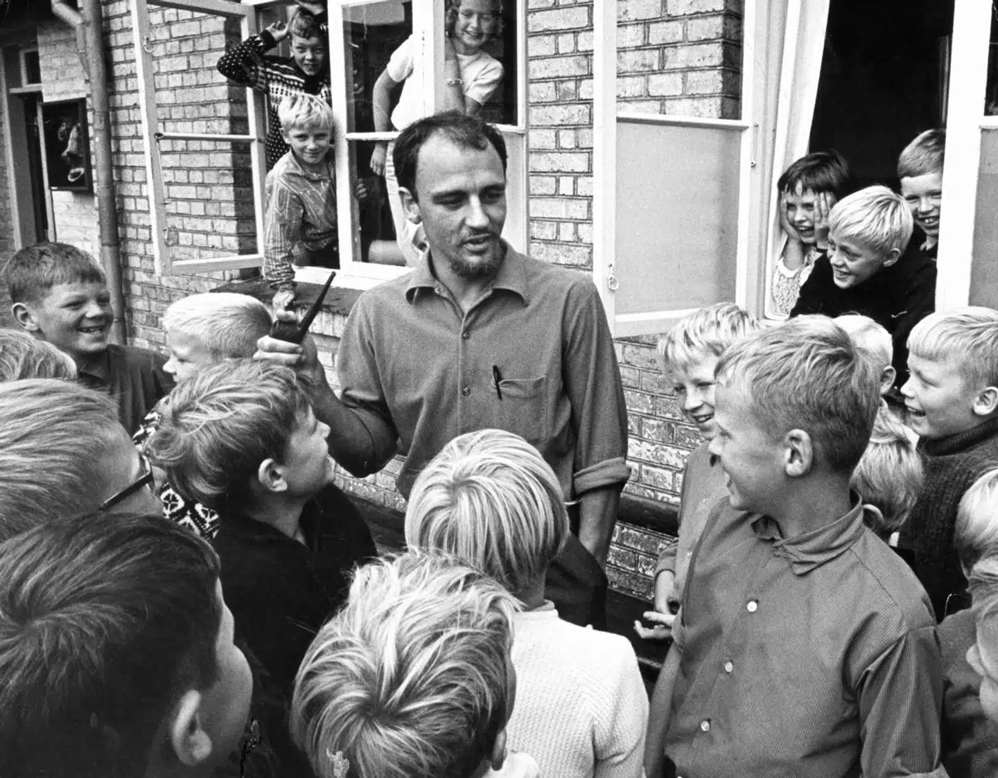 Ole Lund Kirkegaard var førstelærer på Oue Skole nær Hobro. Her er han sammen med de glade unger. Billedet er fra 1968.