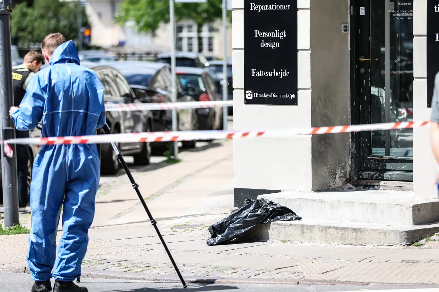 Der blev sprængt en håndgranat ved smykkeforretningen Himalaya Diamonds.